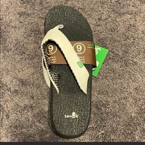 Sanuk Shoes - White Sanuk size 9 Sanuk Shoes - White Sanuk size 9